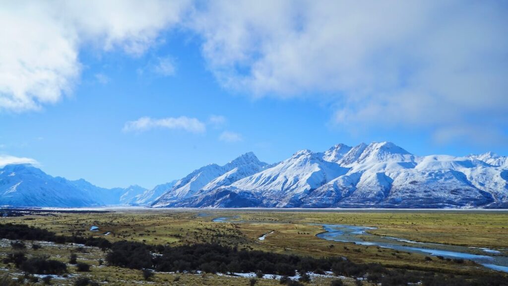 ニュージーランド、マウントクックと雄大な川