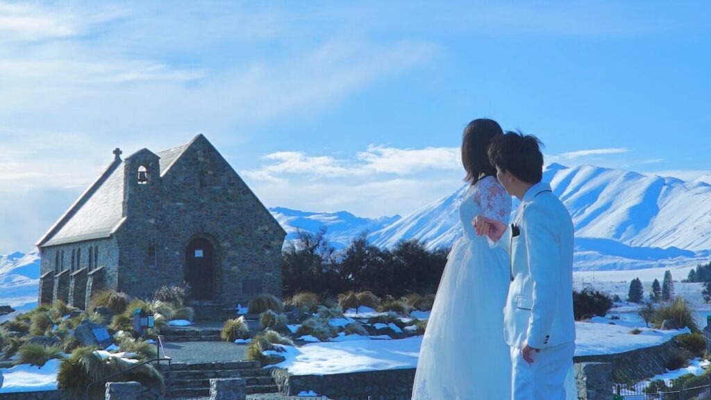 テカポ湖の善き羊飼いの教会でのウエディングフォトの様子