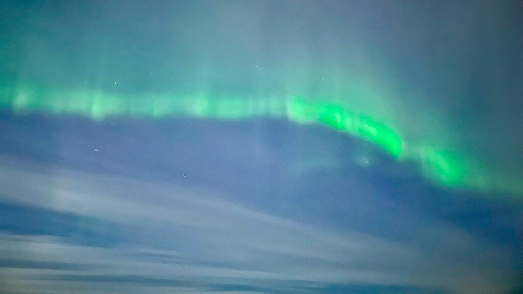 アイスランド、レイキャヴィークのオーロラ(早朝)