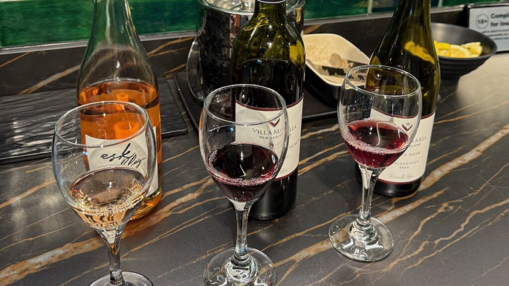 ニュージーランドオークランド空港のStrata Loungeでワインの飲み比べ