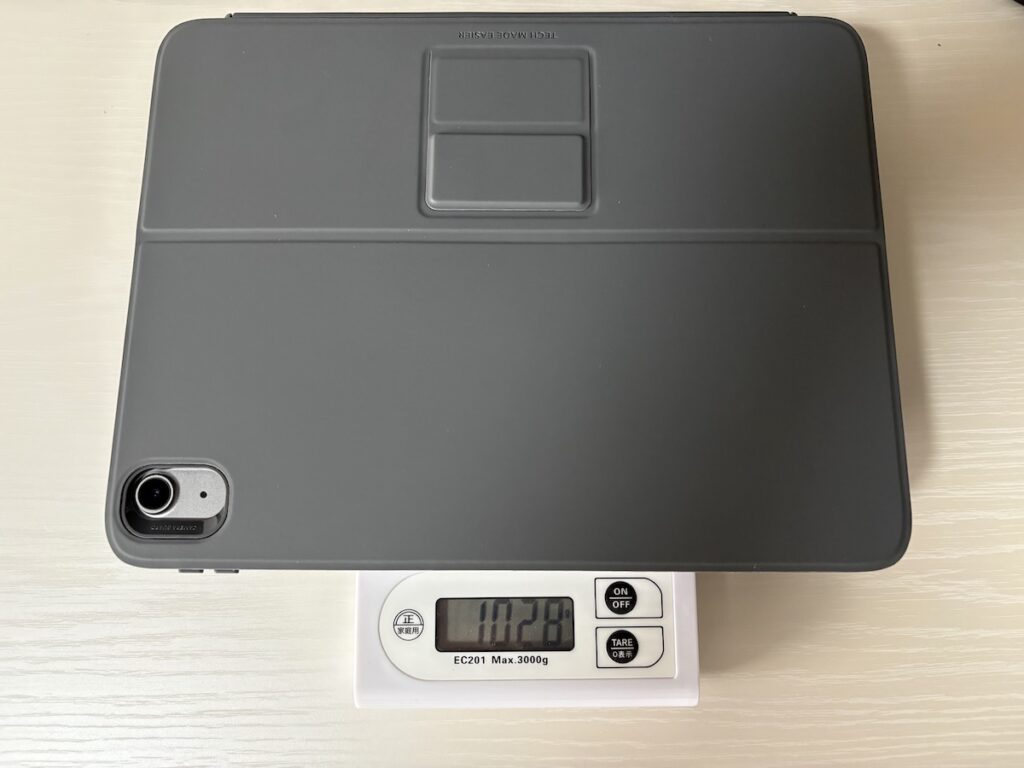 ESE Flex iPad Air11インチキーボードケースにiPad Air11インチを装着し、重さを測った結果