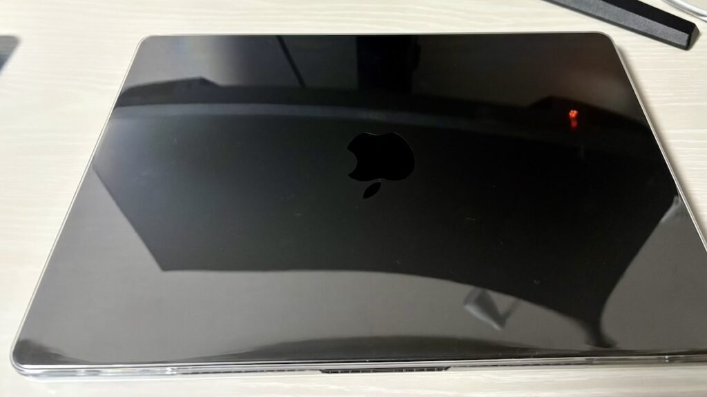 HOGOTECHクリアケース、光沢ありで反射している様子