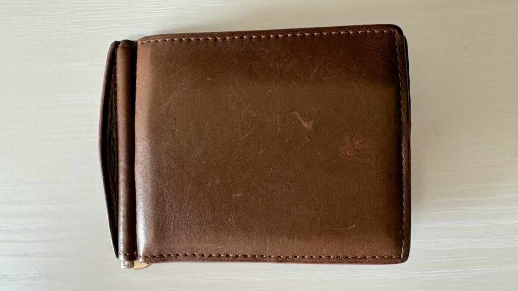 お気に入りの革財布の表面