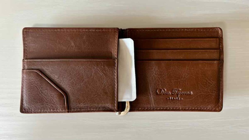 お気に入りの革財布を開けた様子。スキミング対策を施してある様子