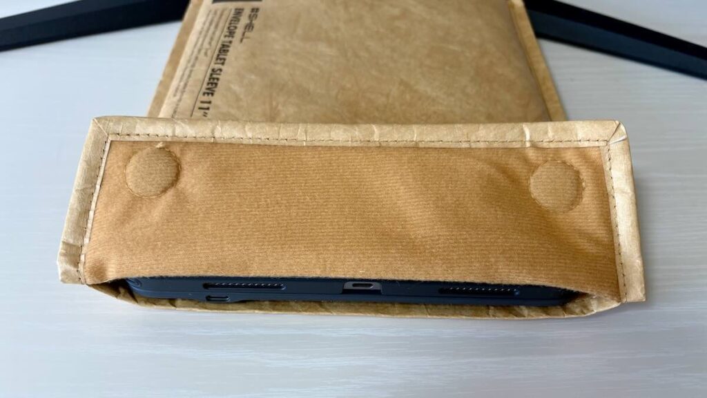 iPad Air11インチをハクバの11インチ封筒型ケースに入れた様子