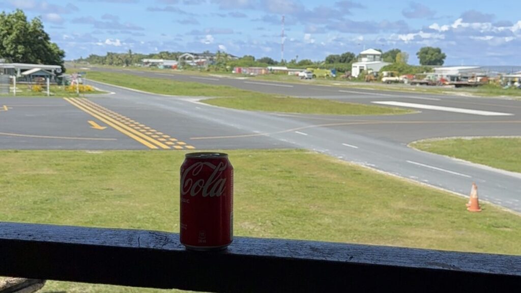 Filamona Lodgeのテラスから見た滑走路とコカコーラ