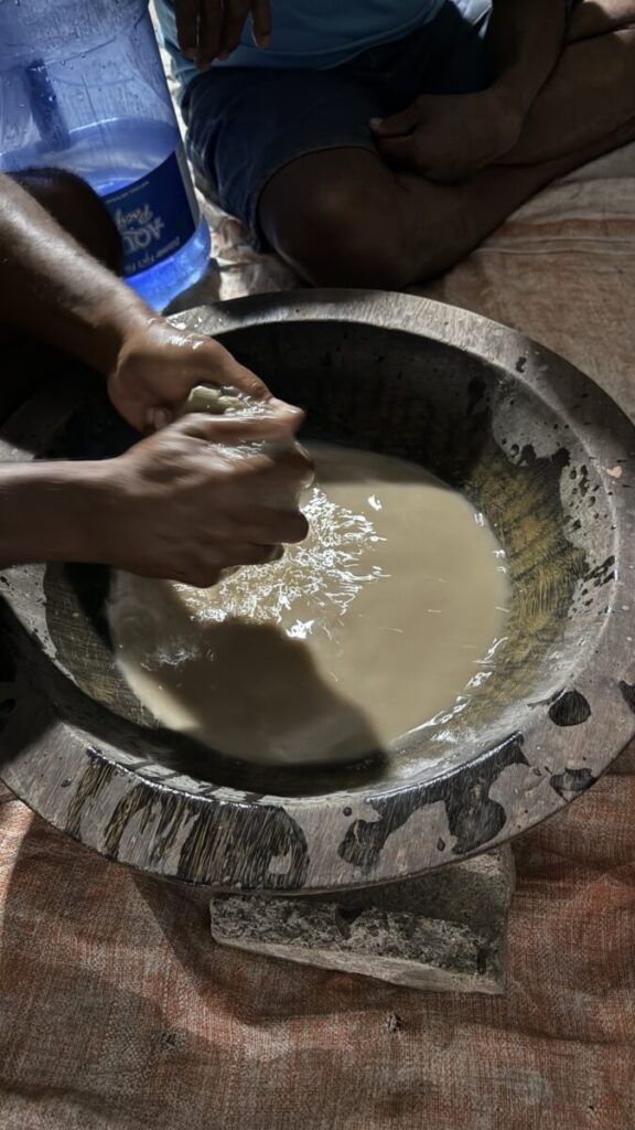 飲み物のカバを作っている様子
