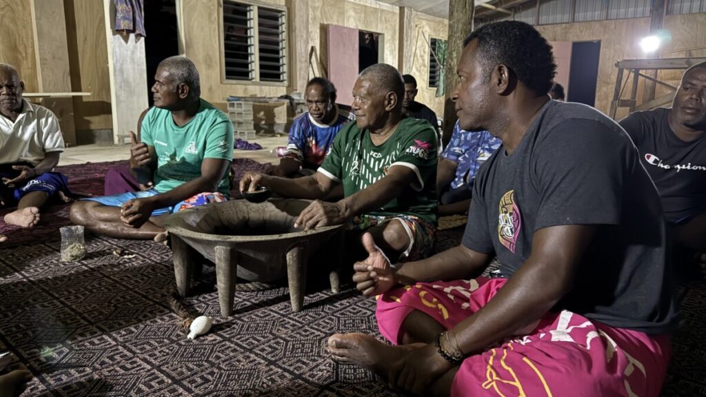 カバの儀式の様子。楽しく談笑をしながら進んでいる