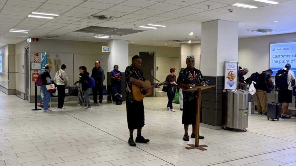 フィジー入国審査前で歓迎の演奏をしてくれるフィジー人