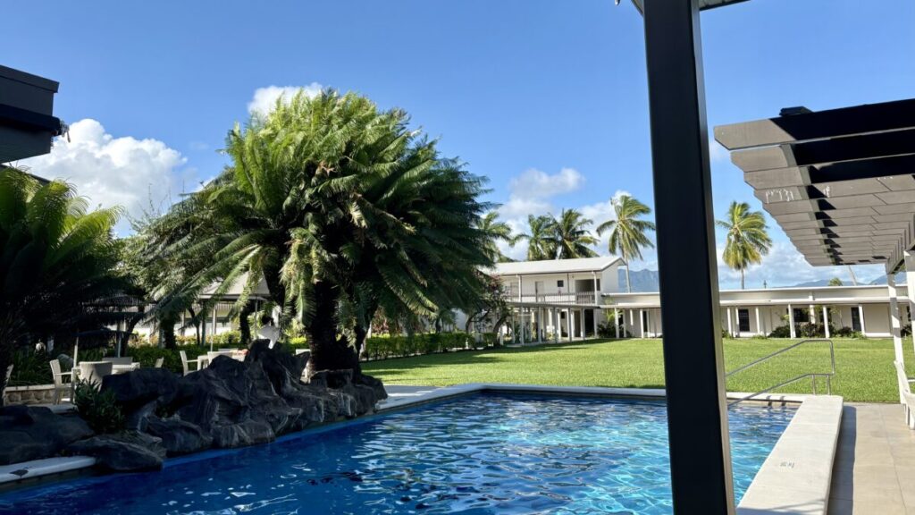 フィジーゲートウェイホテルのプールとコテージ