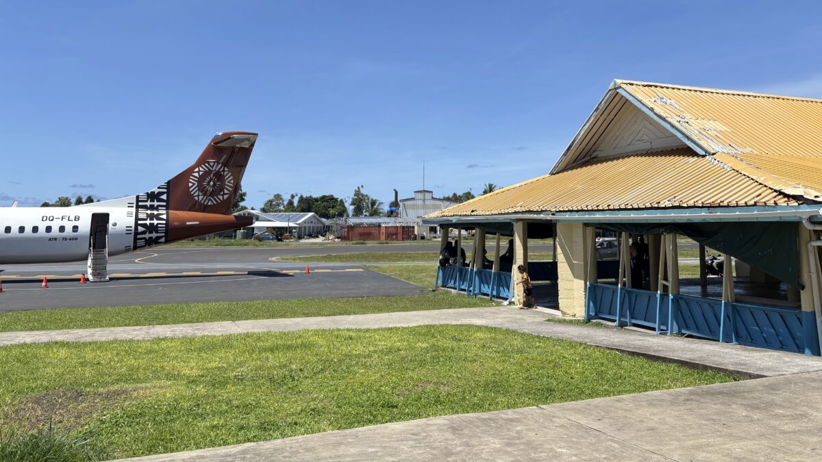 フナフティ国際空港から見たフィジーエアウェイズのプロペラ機