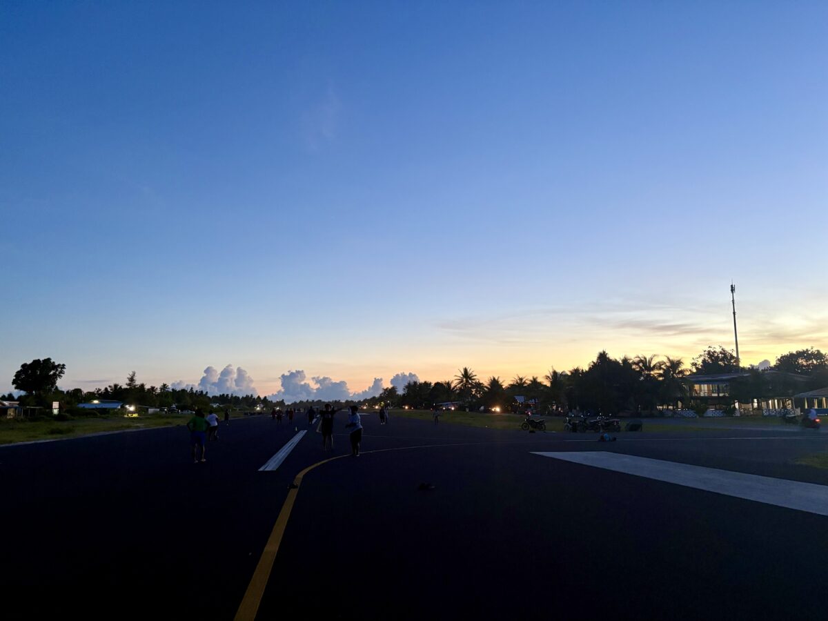 ツバル、フナフティ国際空港滑走路の夜の様子