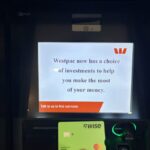 ナンディ国際空港の到着ロビー出てすぐのATMでWiseを利用している様子