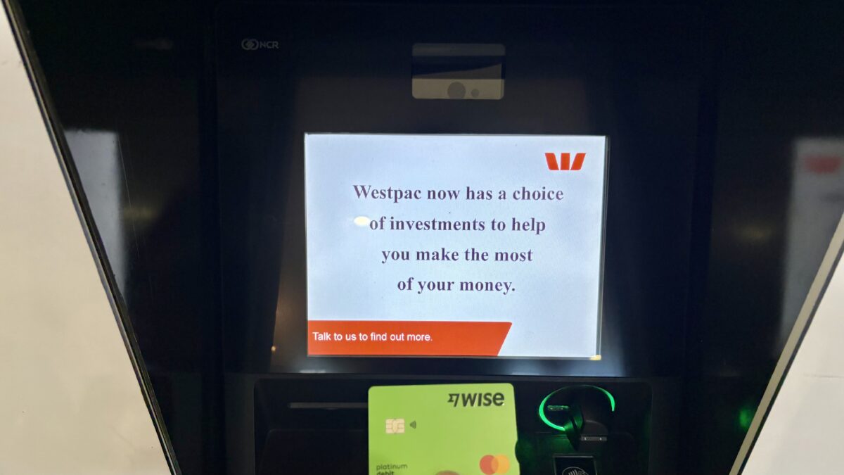 ナンディ国際空港の到着ロビー出てすぐのATMでWiseを利用している様子