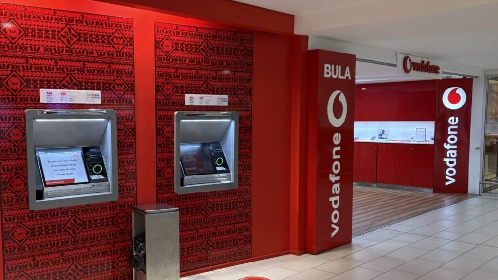 ナンディ国際空港の到着ロビー出てすぐのATM。隣にはVodafoneがある