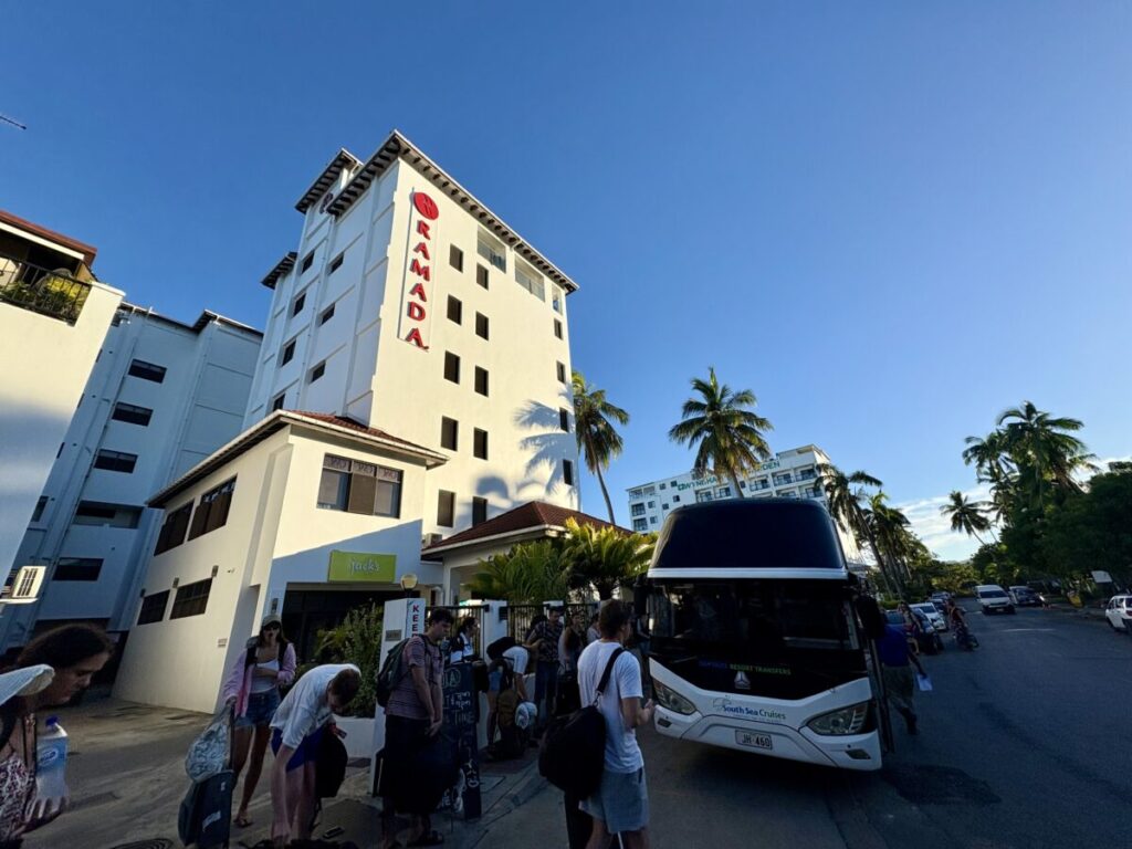 RAMADAリゾートの前にヤサワフライヤーのバスが停まっている様子