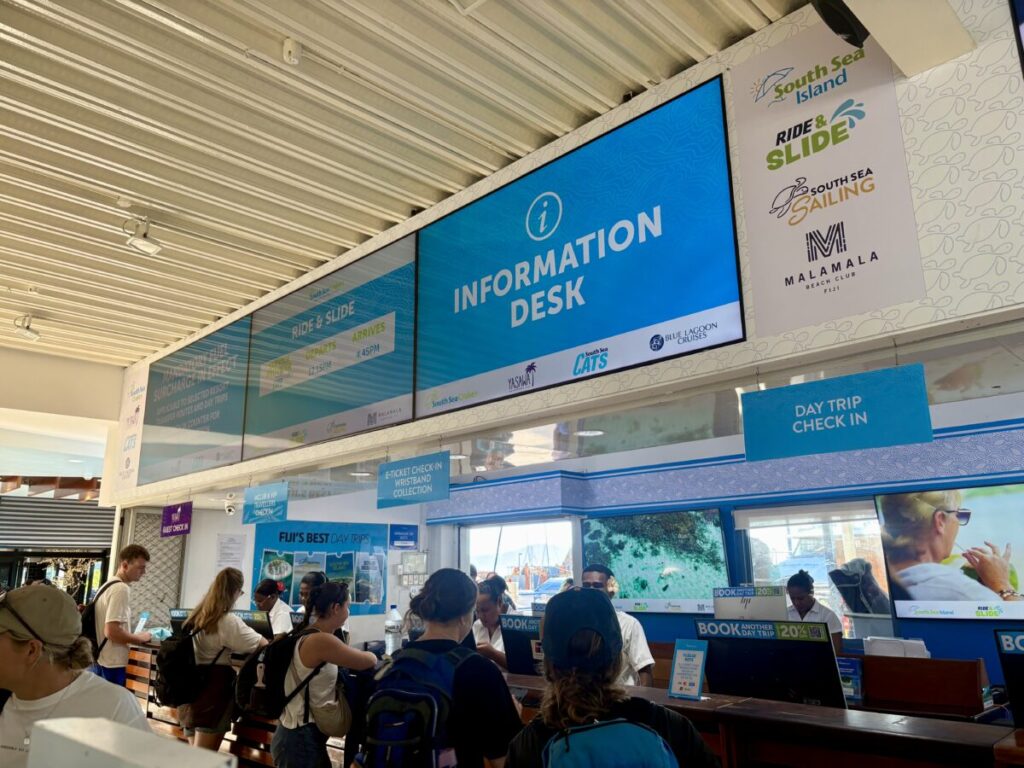 ヤサワフライヤーのチェックインデスクの様子