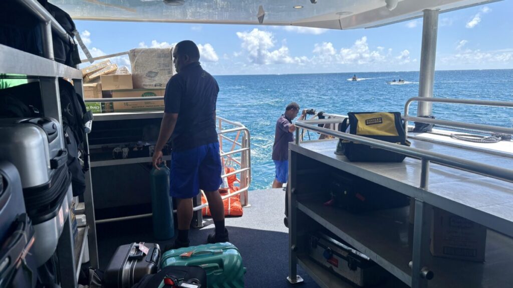 ヤサワフライヤーが海上で停船している様子。