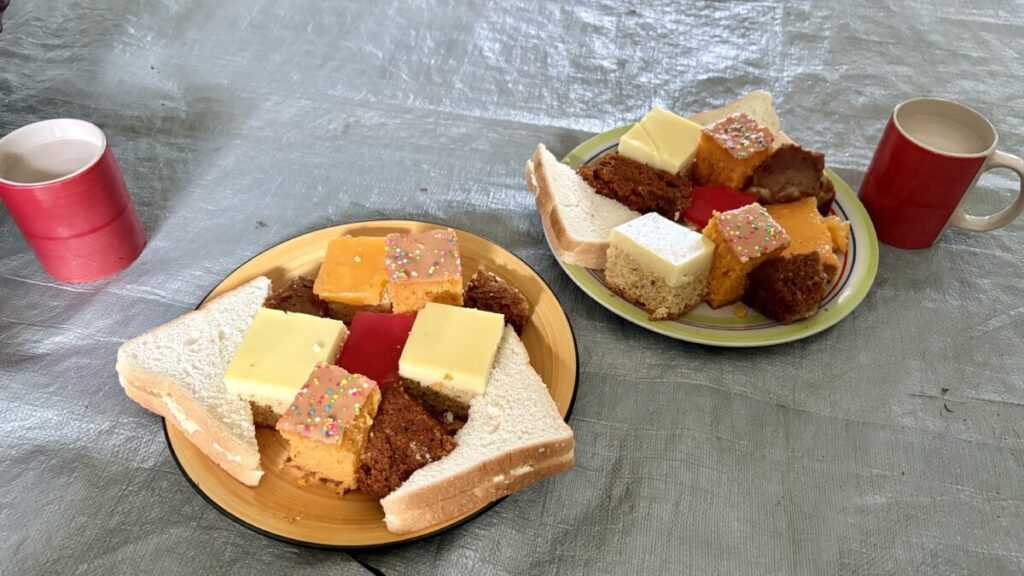 ドネーションパーティで提供されたケーキとお茶