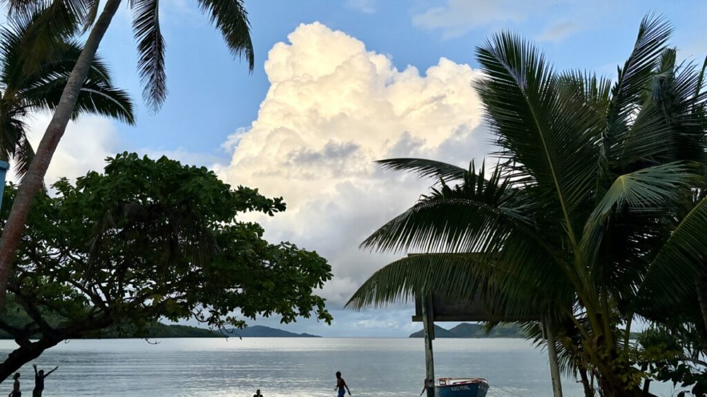 グヌのビーチで見た入道雲