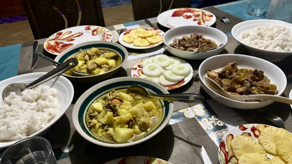 ホームステイでの食事の様子