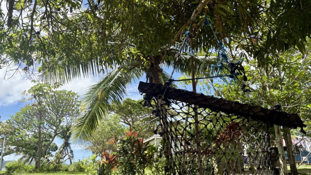 グヌ村でハンモックでリラックスしている様子