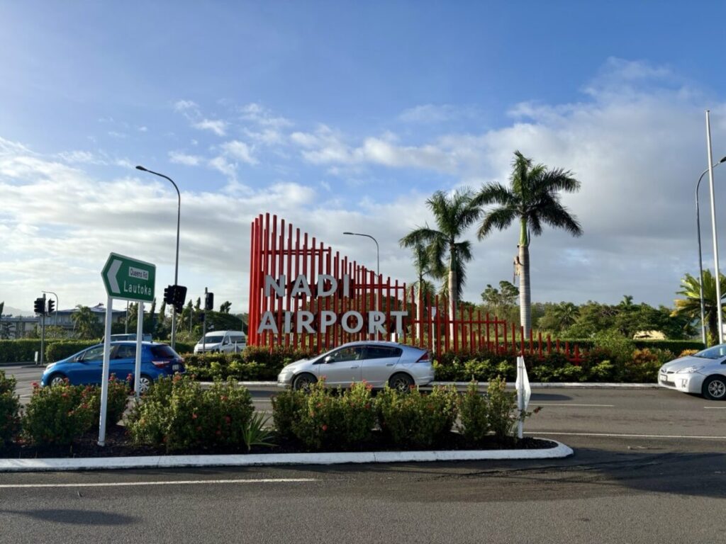 ナンディ国際空港の画像で、「【2026最新】フィジー入国の全手順ガイド！必要なもの・入国カードの書き方・食品申告の注意点を徹底解説」のアイキャッチ画像