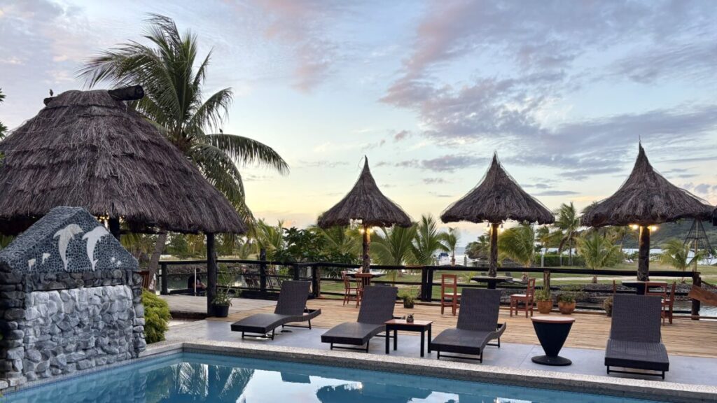 Golden Point Resortのプールサイドの様子