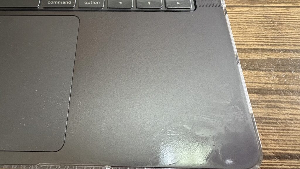 Macbook Proのパームレストに手汗がつくイメージ（ウエットティッシュで再現）